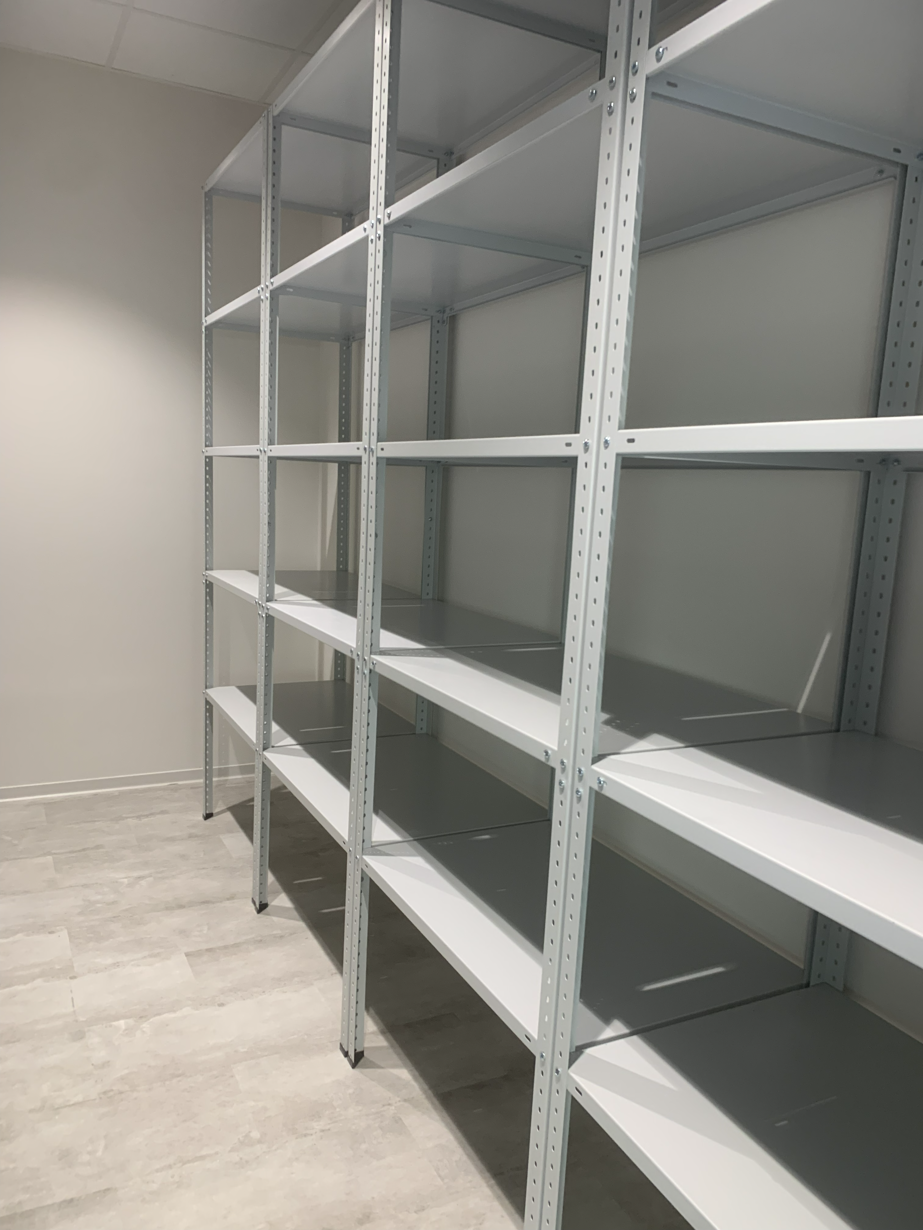 Regały metalowe skręcane 5-półkowe do archiwum, malowane proszkowo RAL 7035 – realizacja Pozmebel Ostrów Wielkopolski